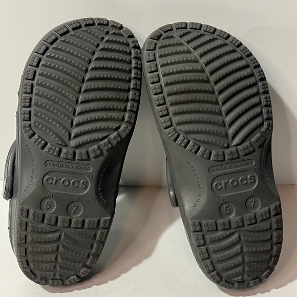 CROCS Classic Grey Sandals With Alligator Charms Mens Sz 5 Women Sz 7 - Picture 6 of 11